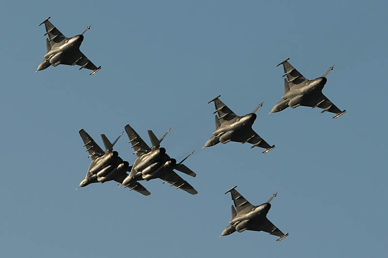 pic 35.jpg -  formation of two MiG-29s with four Gripens
